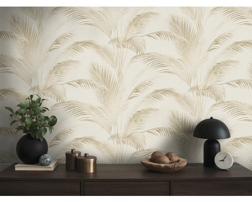 Interiér s tapetou so vzorom paliem