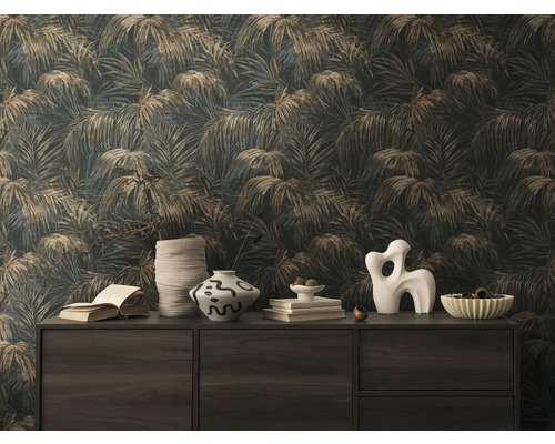 Dekoratívny interiér s tapetou s palmovým vzorom, komodou a rôznymi dekoratívnymi prvkami.