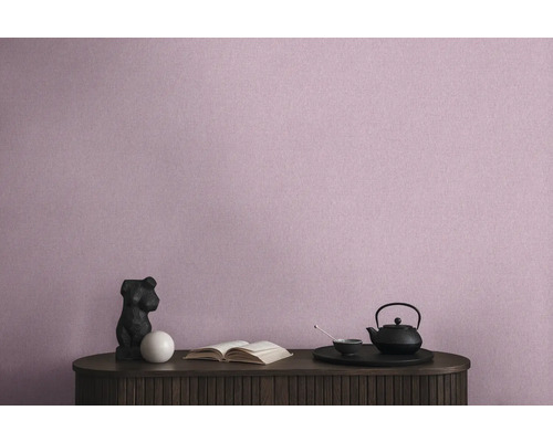 Detailný pohľad na komodu s dekoráciami a decentnou tapetou na stene v pozadí. Scéna pôsobí pokojne a príjemne.