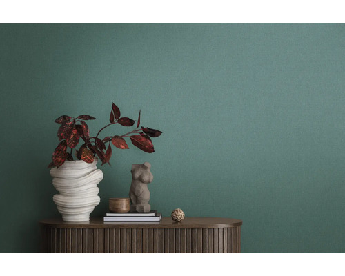 Textilná tapeta v interiéri s komodou, dekoráciou a rastlinou