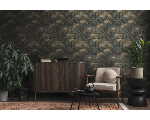 Obývacia izba s botanickou tapetou, príborníkom a kreslom