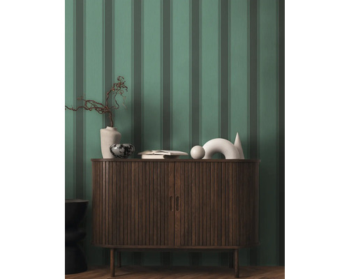 Pruhovaná tapeta s drevenou komodou v izbe