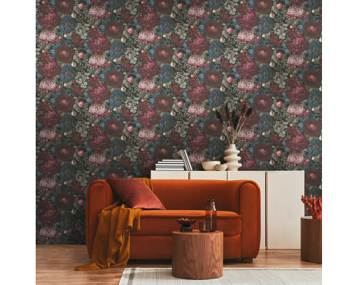 Obývacia izba s kvetinovou tapetou, oranžovou pohovkou a drevenými stolíkmi na koberci