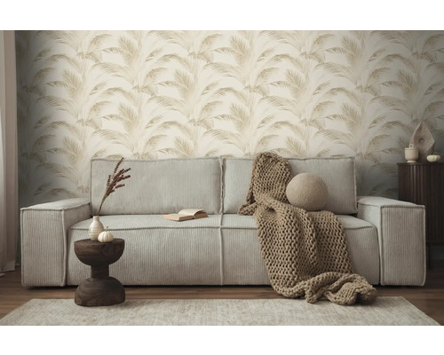 Obývacia izba s pohovkou, stolom a vzorovanou tapetou s rastlinnými motívmi