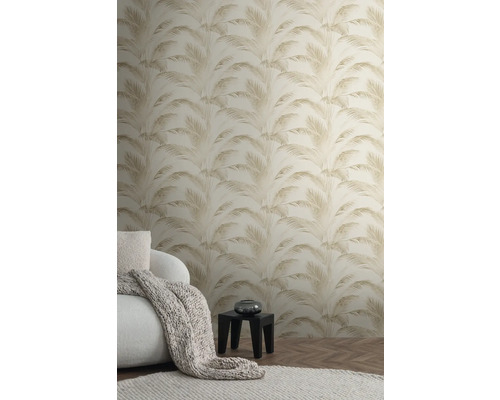 Obývacia izba s tapetou s motívom paliem, kreslom, dekou, kobercom a stolom