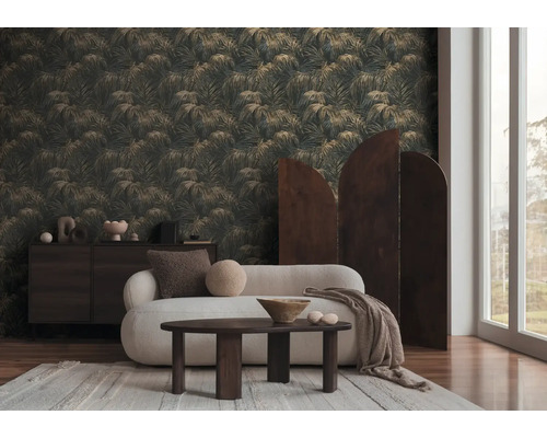 Obývacia izba s pohovkou, dreveným stolom, komodou a tapetou s rastlinným vzorom