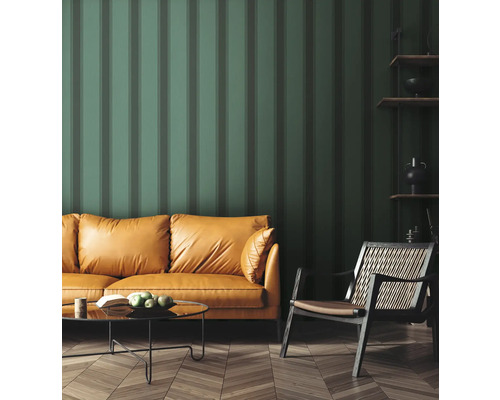 Obývacia izba s pohovkou, kreslom, konferenčným stolíkom a pruhovanou tapetou