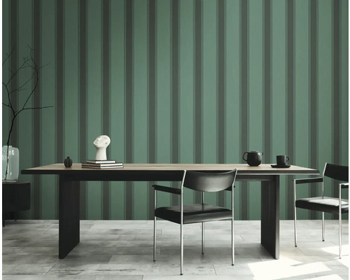 Jedáleň s pruhovanou tapetou, jedálenským stolom a stoličkami