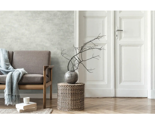 Obývacia izba s pohovkou, stolom a dekoráciou