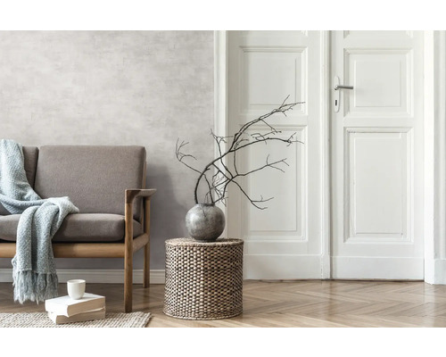 Obývacia izba so sedačkou, odkladacím stolíkom, vázou a dekoráciou