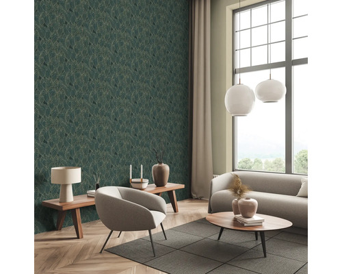 Obývacia izba so zelenou tapetou so vzorom listov, pohovkou, kreslom a príručnými stolíkmi.