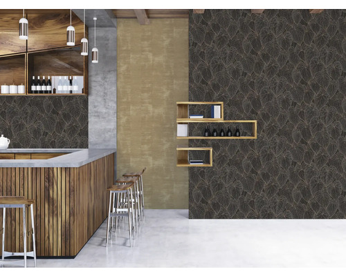 Interiér s barom, drevenými skriňami, barovými stoličkami a tapetou so vzorom listov