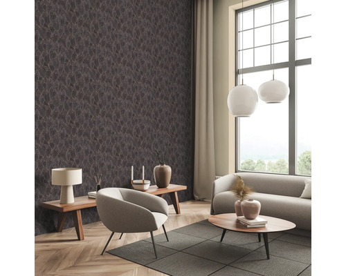 Obývacia izba so vzorovanou tapetou, pohovkou, kreslom, stolom a veľkým oknom