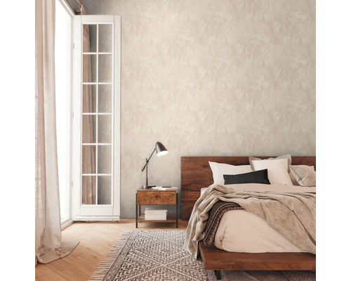 Spálňa s posteľou, nočným stolíkom a vzorovanou tapetou