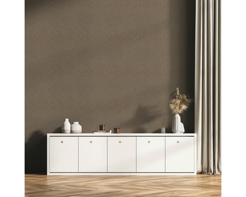 Izba s hnedou vinylovou tapetou so vzorom, bielou skriňou a dekoráciou