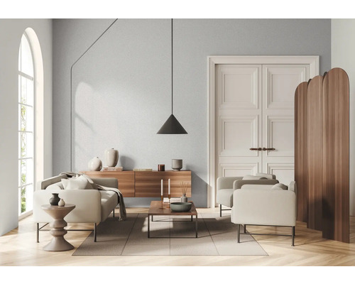 Svetlá obývacia izba s pohovkou, kreslom, komodou, závesným svietidlom a paravánom