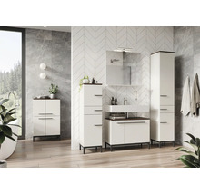 Moderná kúpeľňová zostava s umývadlom, zrkadlom, spodnou skrinkou a vysokými skrinkami v bielej farbe a dekore tmavého dreva.