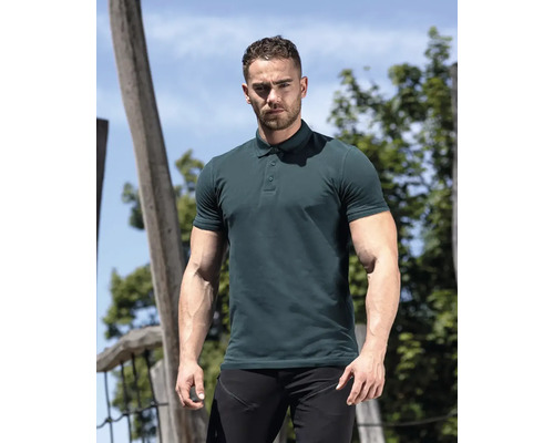 Muž má na sebe polokošeľu a nohavice vonku