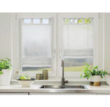 Svetlá kuchyňa s bielymi oknami a skladanými roletami na tienenie