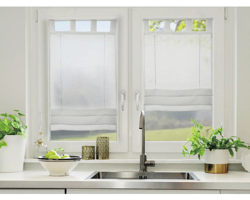 Svetlá kuchyňa s bielymi oknami a skladanými roletami na tienenie