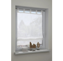 Záclona v okne s dekoratívnymi prvkami na parapete