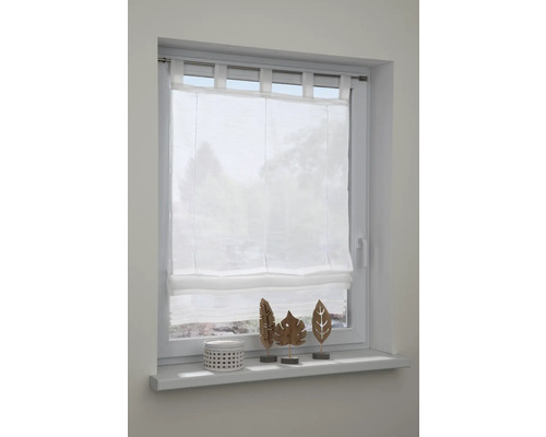 Záclona v okne s dekoratívnymi prvkami na parapete