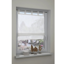 Okno s bielym rímskym roletou a dekoráciou