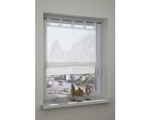 Okno s bielym rímskym roletou a dekoráciou