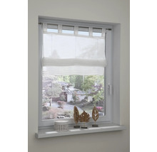 Biela rímska roleta v okne s dekoráciou na parapete