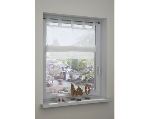 Biela rímska roleta v okne s dekoráciou na parapete