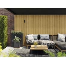 Terasa so sedením, rastlinami a dreveným obkladom pre vonkajšie použitie.