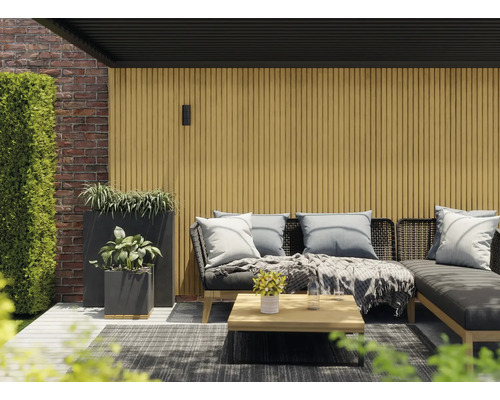 Terasa so sedením, rastlinami a dreveným obkladom pre vonkajšie použitie.