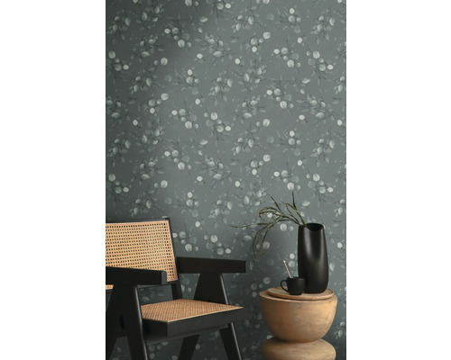 Scéna so stoličkou, stolom a nástennou tapetou s motívom eukalyptu