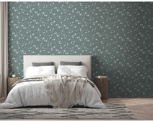 Spálňa s kvetinovou tapetou, posteľou a nočnými stolíkmi