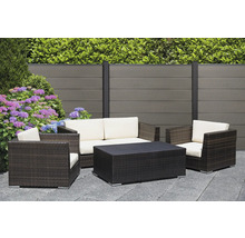 Záhradná sedacia súprava s pohovkou, kreslami a stolom na terase pred plotom a rastlinami