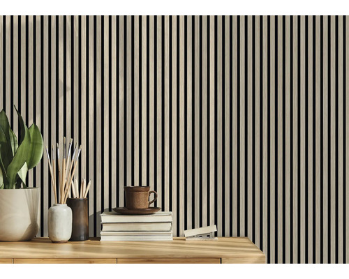 Drevené obkladové panely s vertikálnymi lamelami v interiéri.