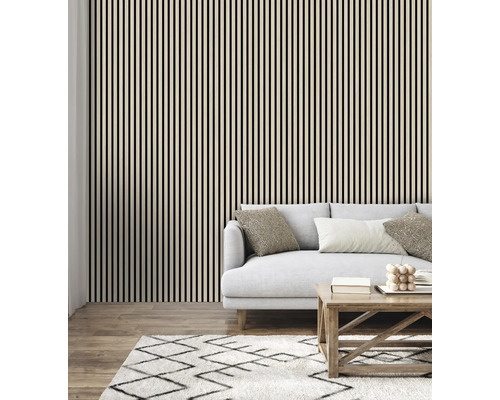 Obývacia izba s lamelovou stenou, pohovkou a kobercom