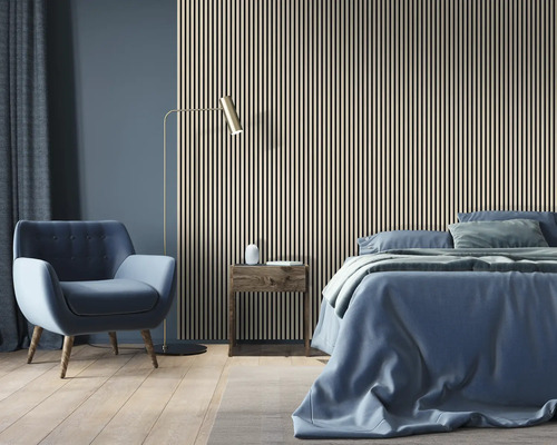 Spálňa s nástennými panelmi, kreslom a posteľou