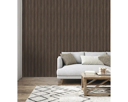 Obývacia izba s dreveným obkladom stien, pohovkou a kobercom