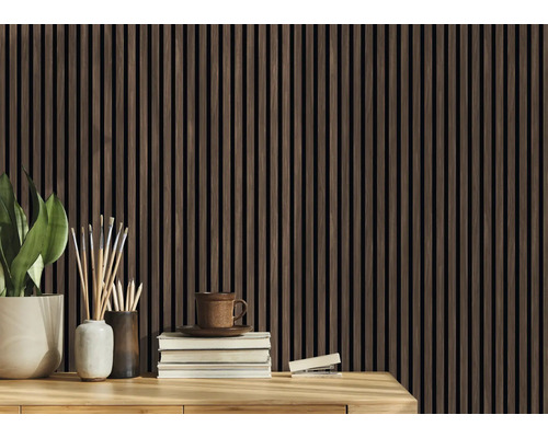 Drevené panely ako obloženie stien v interiéri s dekoráciami na písací stôl.