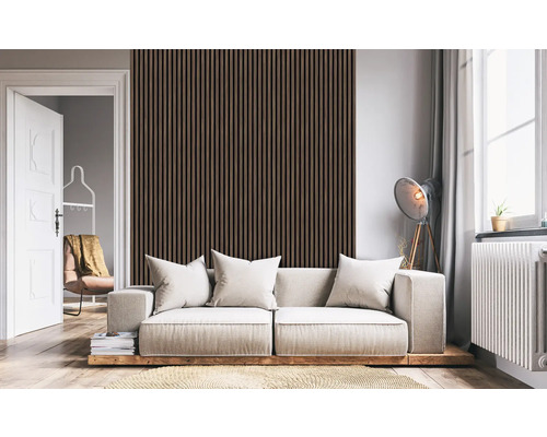 Obývacia izba s dreveným obložením stien, pohovkou, stojacou lampou a otvorenými dverami