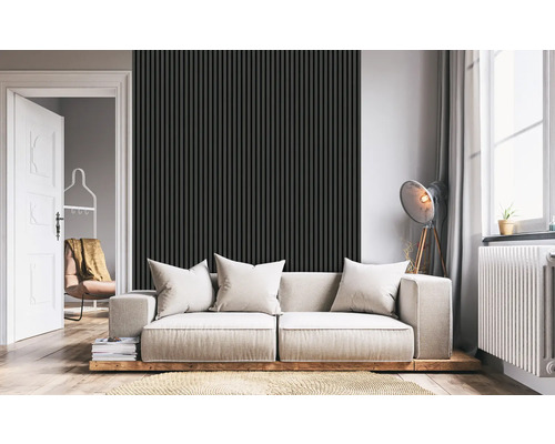 Obývacia izba s pohovkou, dekoratívnymi vankúšmi a stenovými panelmi