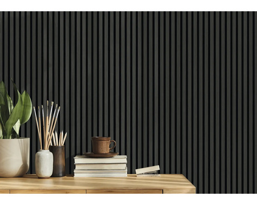 Dekoratívny dizajn stien s panelmi a doplnkami na drevenom stole.