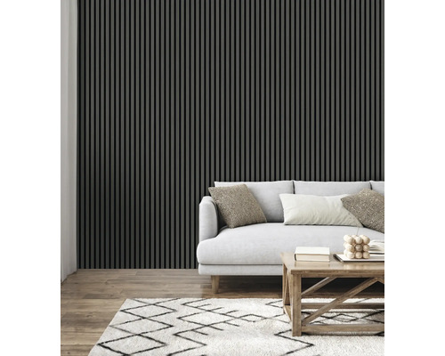 Obývacia izba s nástennými panelmi, pohovkou, kobercom a dreveným stolom