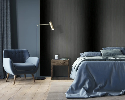 Spálňa s posteľou, kreslom, stojacou lampou, nočným stolíkom a stenovými panelmi