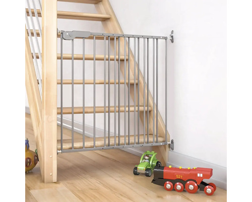 Kovová zábrana na schody na schodisku s detskými hračkami na podlahe
