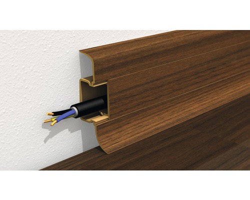 Drevená podlahová lišta s káblovým kanálom
