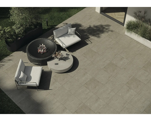 Terasa s posedením, ohniskom a kvetináčmi