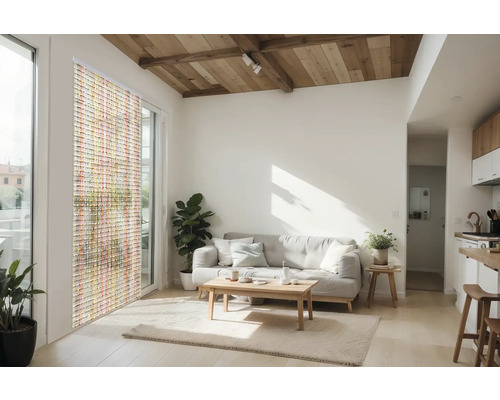 Svetlá obývacia izba s pohovkou, dreveným stolom, izbovými rastlinami a panelovými závesmi