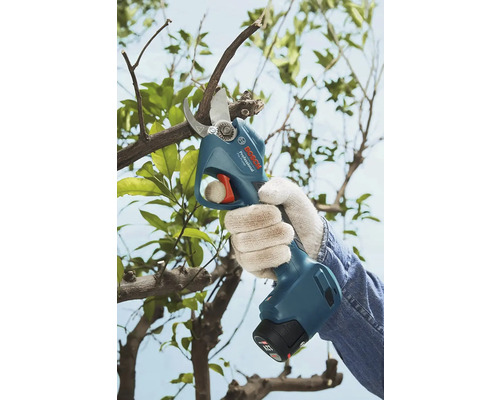 Akumulátorové nožnice na konáre pri strihaní konára